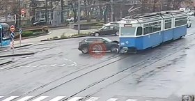 На Пирогова Mazda врізалась у трамвай: обійшлося без постраждалих