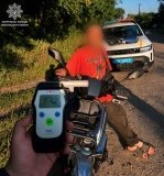 На Хмільниччині патрульні зупинили нетверезого водія електроскутера: вміст алкоголю перевищив норму у 12 разів