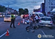 У Вінниці біля «Бастилії» зіткнулися мотоцикл і легковик: пасажирку госпіталізували