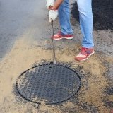 На вулиці Келецькій у Вінниці встановлюють сучасні люки інженерних мереж
