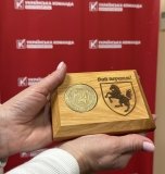 Відзнака за підтримку фронту: волонтерка Людмила Станіславенко отримала коїн від танкістів