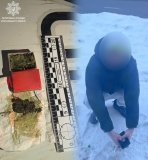 Патрульні зупинили пішохода з речовиною, схожою на наркотичну