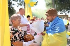 На Вінниччині зворушливо зустріли військового, який повернувся з російського полону після двох років