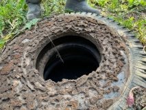 У Вінниці на березі річки виявили вигрібну яму з автомобільних шин