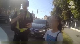 Мати з донькою загубили одна одну: у Вінниці патрульні допомогли родині зустрітися