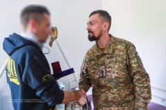 Пораненого воїна бригади «Червона Калина» нагородили за відвагу