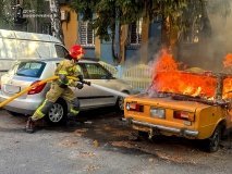  У Вінниці вранці загорівся легковик: вогонь пошкодив сусіднє авто