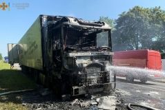 Нa трaсі Житомир-Чернівці зaгорілaся вaнтaжівкa з aлкоголем (ВІДЕО)