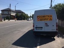 У громаді оновлюють дорожню розмітку для безпечного руху