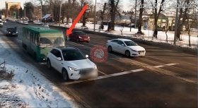 На Хмельницькому шосе сталася ДТП за участі автобуса та легковика