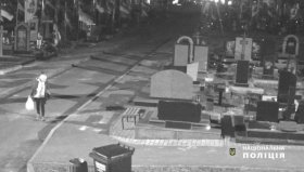 Наруга над могилою: у Вінниці затримали жінку, яка викрала речі з військового поховання