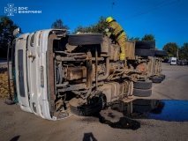 У Комаргороді перекинулася вантажівка: рятувальники ліквідували витік пального