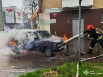 На ходу спалахнув: у Вінниці горів легковик через витік газу