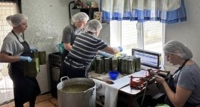 «Хлопці тримають фронт, а ми підтримуємо їх у тилу»: на Вінниччині волонтерки готують сотні порцій їжі для військових