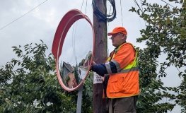 На вулиці Ігоря Савченка встановили нове сферичне дорожнє дзеркало