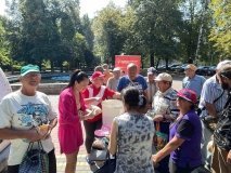 Недільна турбота: у центрі Гайсина волонтери «Української команди» пригощали жителів гарячими обідами