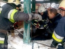 Вижив дивом: у Бершаді рятувальники витягли чоловіка з 10-метрової криниці