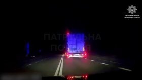 На трасі М-21 патрульні переслідували вантажівку, водій якої проігнорував вимогу про зупинку