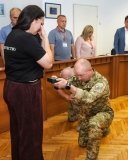 У Вінниці матері загиблого прикордонника Едема Алієва передали медаль «Хрест Честі»