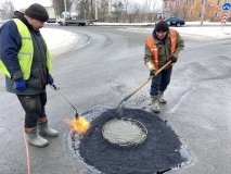 Після морозів і снігопадів: у Вінниці аварійно ремонтують дороги холодним асфальтом