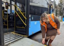 Вінниця формує культуру безбар’єрності: водії громадського транспорту навчаються допомагати пасажирам на кріслах колісних