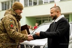 Вінницькі ліцеї передали військовим два позашляховики, придбані за кошти з благодійних ярмарків