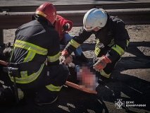 Біля Гостинного сталася ДТП: водія легковика викинуло з автомобіля