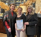 Волонтери «Української команди» передали подяку від Віталія Кличка Наталії Сентемон за вагомий внесок у розвиток волонтерського руху