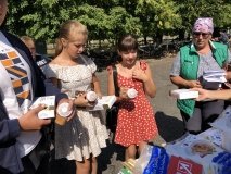 Калинівські волонтери "Українська команда" порадували дітей села Пиків Калинівської ОТГ солодощами та подарунками