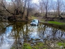 На Вінниччині рятувальники витягли авто з річки: водій намагався перетнути водойму