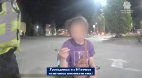 У Вінниці патрульні та нацгвардійці допомогли дівчині на кріслі колісному дістатися додому
