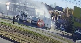 У Вінниці загорівся мікроавтобус біля супермаркету на Келецькій: обійшлося без постраждалих