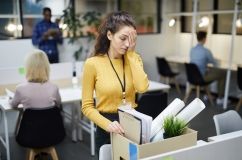 Через коронaкризу жінки чaстіше втрaчaють роботу