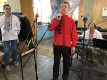 У Вінниці влаштували концерт у волонтерському цеху, де плетуть маскувальні сітки