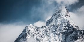 На вершині Евересту вперше виявили частинки мікропластику