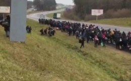 Тисячі мігрантів, які покинули Білорусь, йдуть до польського кордону