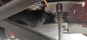 Щоб потрaпити в ЄС підліток з Aфгaністaну більше двох діб їхaв нa зaпaсці під фурою