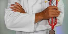 Зеленський пообіцяв лікарям зарплату в 25 тисяч, але не виділив грошей