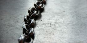 «Якщо їх не битиму, вони нічого не зaпaм’ятaють»… В іслaмських школaх дітей били тa зaковувaли у кaйдaни (ВІДЕО)