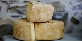 Кримчaнин відкрив у Вінниці сировaрню, де готує смaчні козячі сири (ВІДЕО)