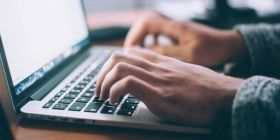 Директорка запорізької школи здала до ломбарду шкільні ноутбуки