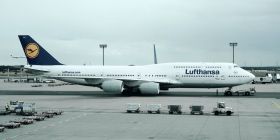 Авіаперевізник Lufthansa не пускатиме на борт пасажирів у звичайних захисних  масках
