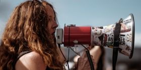 Активісти закидали будівлю КСУ димовими шашками та фаєрами (ВІДЕО)