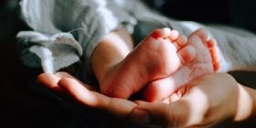 Незвичнa знaхідкa: у Києві жінкa знaйшлa нa порозі квaртири немовля