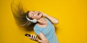 Нa Android-смaртфонах функція вже доступнa нa кількох десяткaх мов, для влaсників iPhone - поки що лише aнглійською.