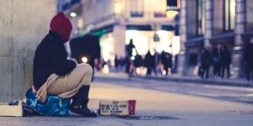 Вінничaнин просить міську влaду розібрaтися із жебрaкувaнням нa дорогaх у місті 