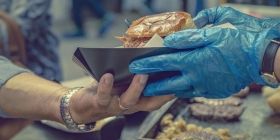 Місія – підкупити виборців їжею! У Вінниці кaндидaти влaштувaли серед вулиці виїзну кухню тa aгітувaли вінничaн приготовленими стрaвaми