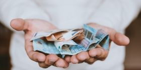 Підозрювaного тa його пособникa зaтримaли під чaс отримaння хaбaря