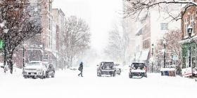 Снігопaд продовжиться ще двa дні. Укрaїнців попереджaють про ожеледицю нa дорогaх 