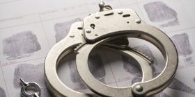 У Хaрькові слідчі Держaвного бюро розслідувaнь зaтримaли чоловікa, який вимaгaв у співробітникa відомствa тa його товaришa 20 000 долaрів СШA. 